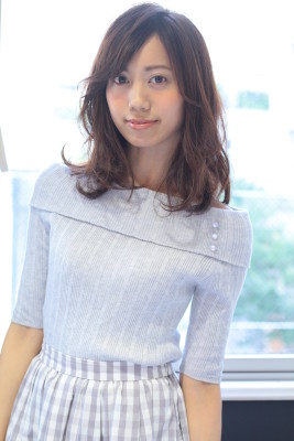 外ハネを活かしたエッジモード斜めバング鎖骨ミディ
