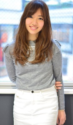 大人かわいいセンターパート外国人風ナチュラルグラデーション