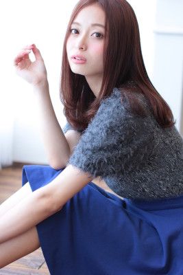 透明感があるピンクアッシュが大人かわいいクラシカルストレート