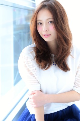 黒髪に似合うコケティッシュセンターパートウェービーモーブ