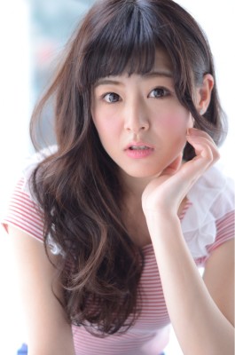 厚めバングが大人かわいい黒髪ナチュラルカールフェミニンロング
