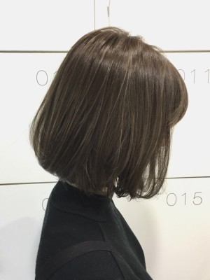 ボブ×officeでも浮かないハイライト外国人風アッシュ