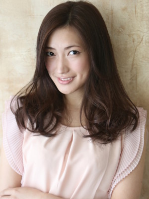 ニュアンシーなゆる髪で今旬のこなれ感を大人美人巻き