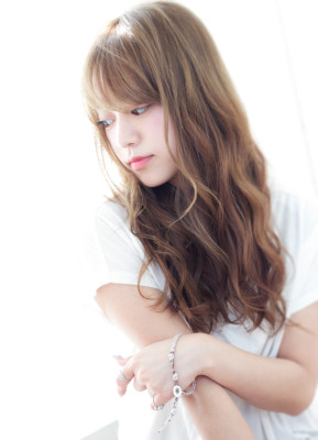 夏カラー 透け感アッシュの大人ロング 夏カラー 透け感アッシュの大人ロングのイメージ画像