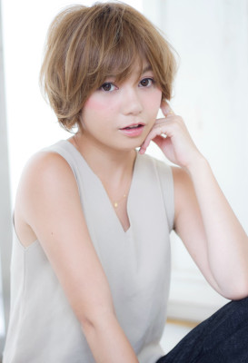ニュアンスカールが簡単スタイリングの大人女子ショート
