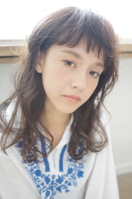 クセ毛風バウンスウェーブ　ミディアム