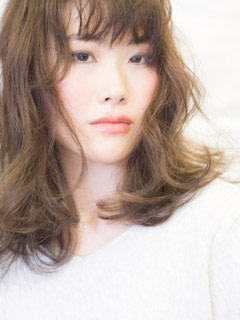 大人ヘア　ゆる巻き　アッシュグレー