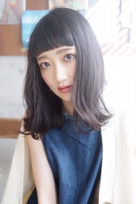 眉上バング外ハネミディ 