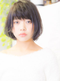 丸みのある小顔ショートヘア　大人ヘア　ビターアッシュ
