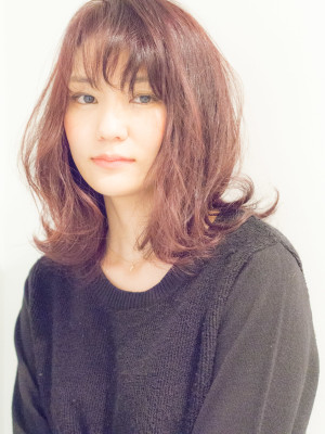 柔らかく揺れ動くミディアム ベリーピンク濃いめ 柔らかく揺れ動くミディアム ベリーピンク濃いめのイメージ画像