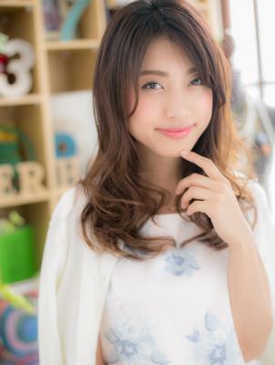 うざバングでフェミニンロング