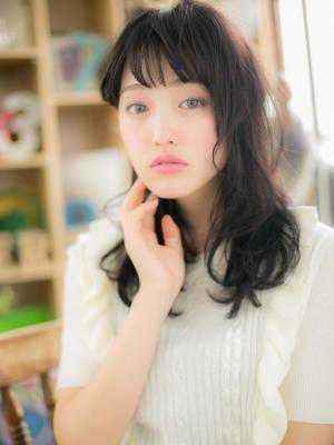 黒髪で凛とした ”ふんわりカール”