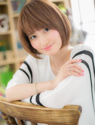 顔を包むサラツヤボブ