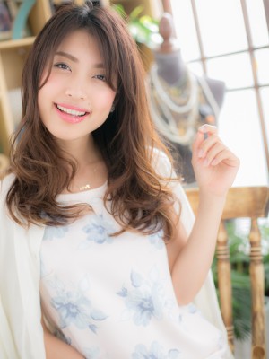 うざバングでフェミニンロング