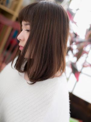 アクセントバングでストレートミディ