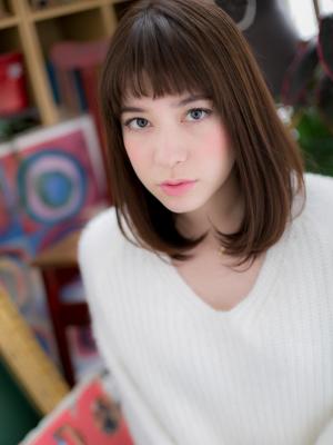 アクセントバングでストレートミディ