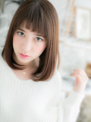 アクセントバングでストレートミディ
