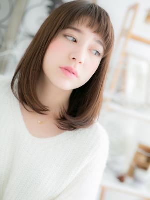 アクセントバングでストレートミディ