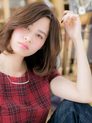 立体カールの小顔見せミディ