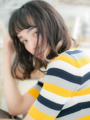 個性派ガールの無造作ミディ