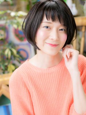 ショートバングのカジュアルショートボブ