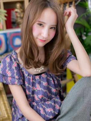 ゆる巻きロングのこなれ女子