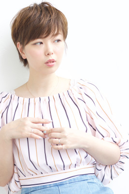 耳かけフィット感あるショートヘアースタイル AKI-182