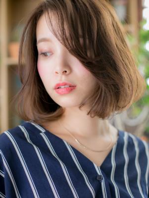 揺れるAライン、大人ボブ