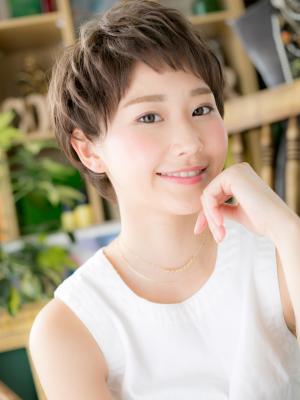 斜めバングの女らしさショート