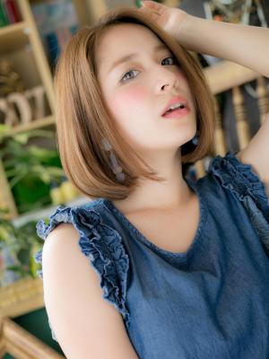 ストレートボブのハンサムレディ