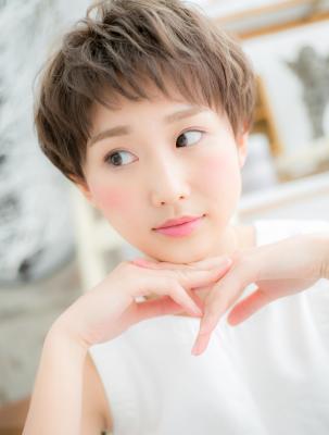 斜めバングの女らしさショート