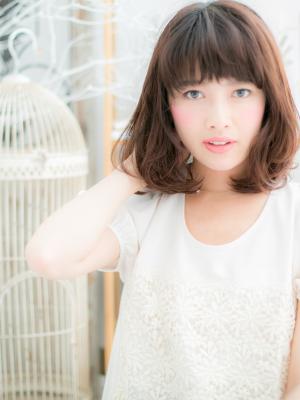 ぱっつんオン眉抜け感くせ毛風くびれミディ30代40代大人女性 ぱっつんオン眉抜け感くせ毛風くびれミディ30代40代大人女性のイメージ画像