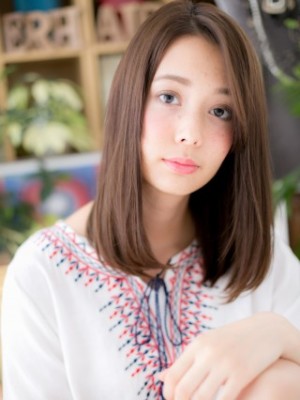 アシンメトリー…大人かわいい前下がりセミディ