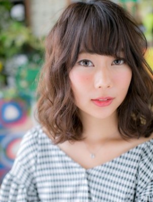 斜めバングの前下がりミディ