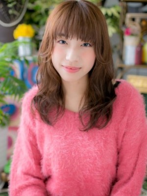 ヌーディカラー＆斜めバングの小顔セミロング