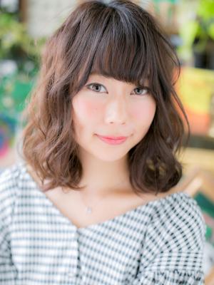 斜めバングの前下がりミディ