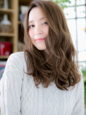 女っぽさ全開…アシンメトリーロング