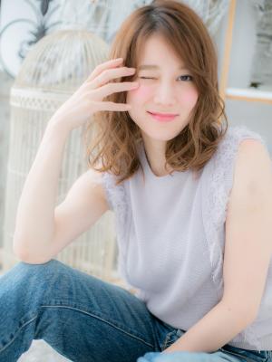 くせ毛風カールのフェミニンふわミディ