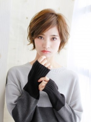 大人可愛い外ハネショートヘア
