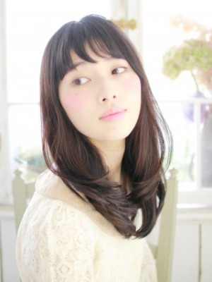 内巻きフェミニンスタイル