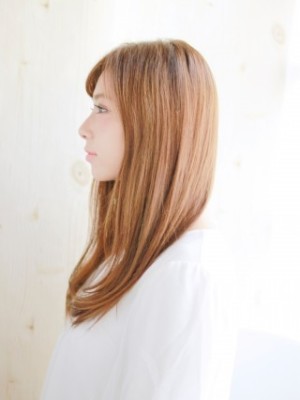 ツヤ感たっぷりマロンカラーのツヤストレート