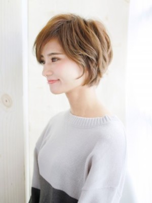 大人可愛い外ハネショートヘア