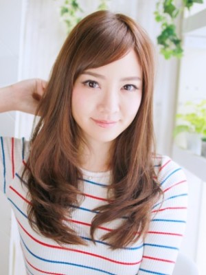 ナチュラルなロングヘアースタイル