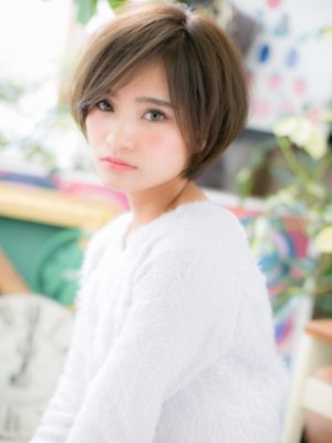 大人フェミニン…前下がりボブ