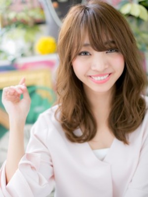 アシンメトリーなエアリーロングで美人顔