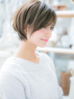大人フェミニン…前下がりボブ