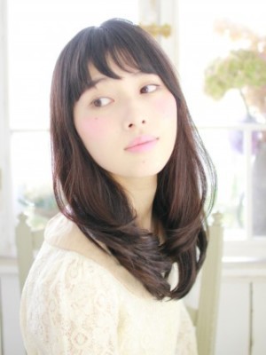 内巻きフェミニンスタイル