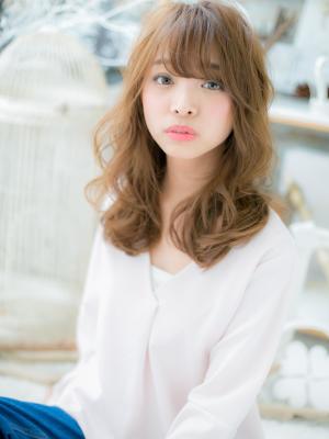 アシンメトリーなエアリーロングで美人顔