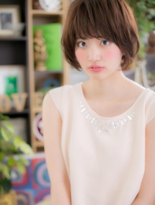 厚めバングが大人かわいい♪フェミニンボブ
