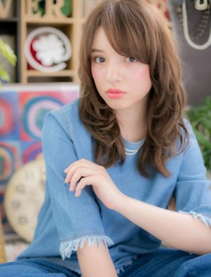 大人かわいいフリルカールの上品カジュアル
